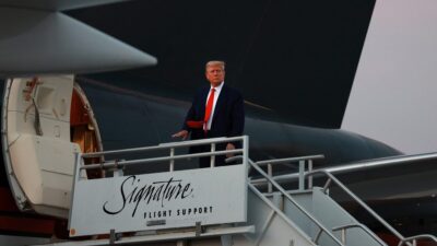 Expresidente de Estados Unidos, Donald Trump, abordando un avión