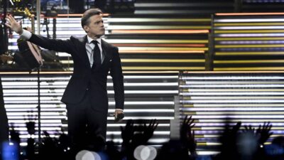 Luis Miguel detiene concierto para bajar y besar a conductora argentina