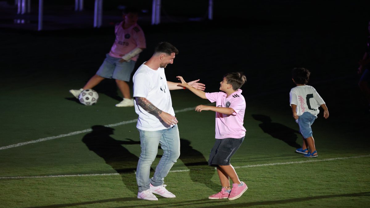 ¡La sensación ! Hijo de Messi arrasa en las tribunas con emotivo baile