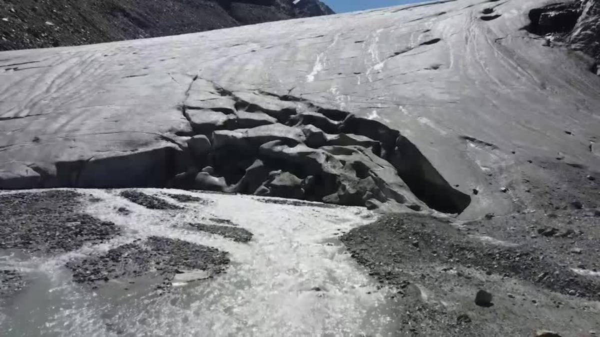 Dron capta el impactante derretimiento del glaciar de Rutor en Italia