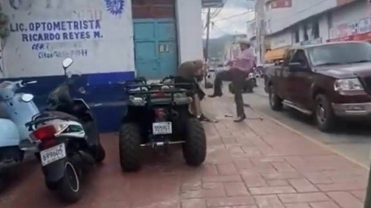 ¿Qué le pasa? Hombre da golpiza a persona con discapacidad en Tejupilco