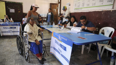 Los guatemaltecos votan en calma en un balotaje crucial para la democracia