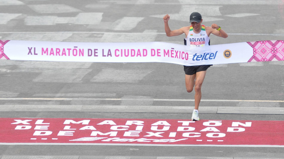 Nuevo récord: boliviano Héctor Garibay se lleva el maratón de la CDMX