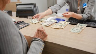 Dos mujeres contando dinero en un banco