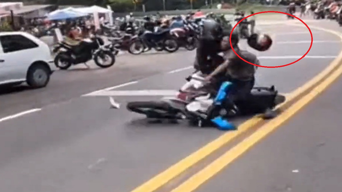 ¡Vuela casco! Chocan motociclistas de frente en Huitzilac, Morelos