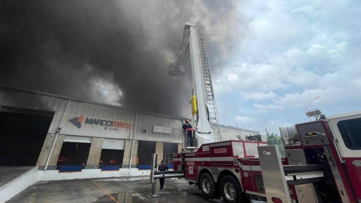 “Escuché una explosión”: se registra fuerte incendio en fábrica de Mérida, Yucatán