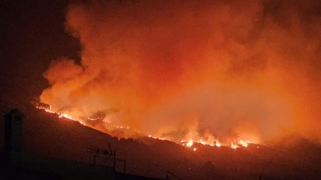 ¡No paran! Alerta en España por fuerte incendio forestal en la isla de Tenerife; hay zonas evacuadas