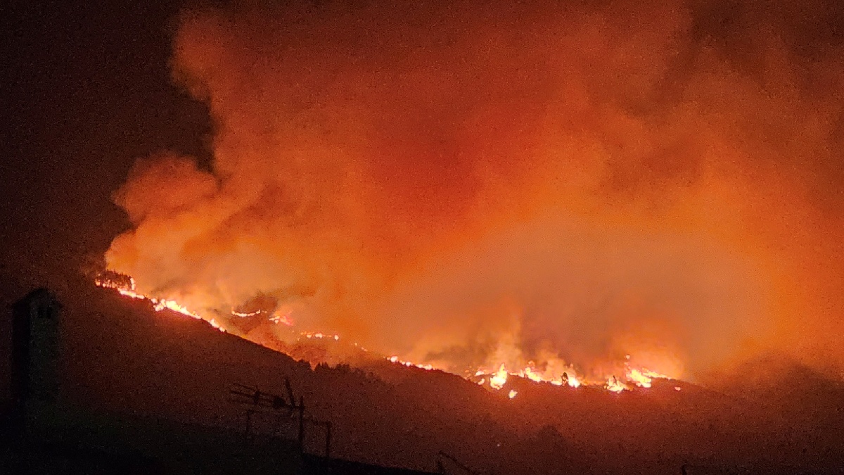 ¡No paran! Alerta por fuerte incendio forestal en la isla de Tenerife; hay zonas evacuadas