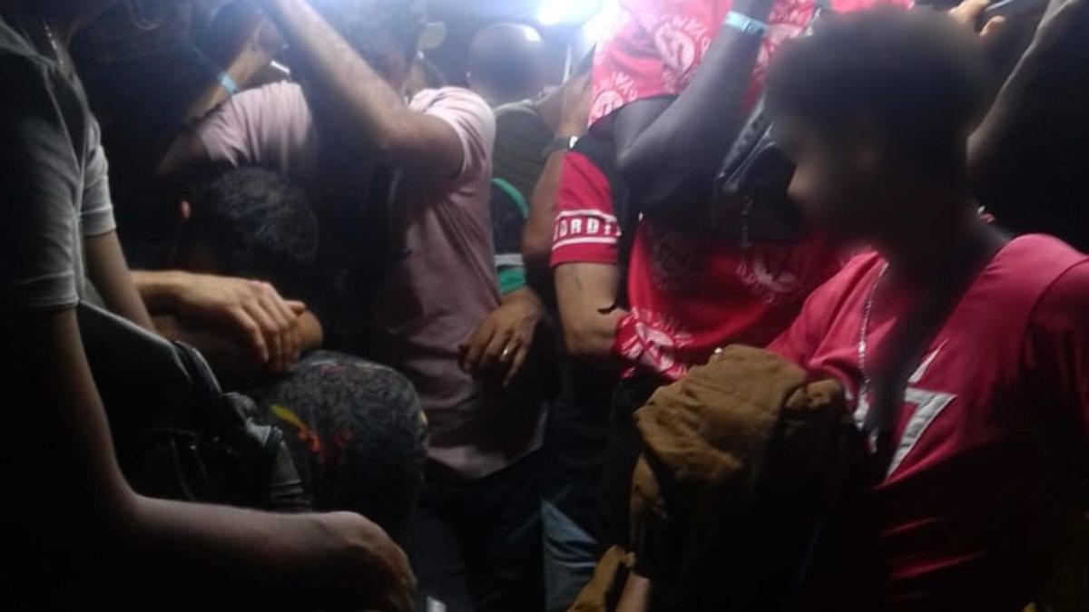 Rescatan a 137 migrantes africanos abandonados en un autobús en Veracruz