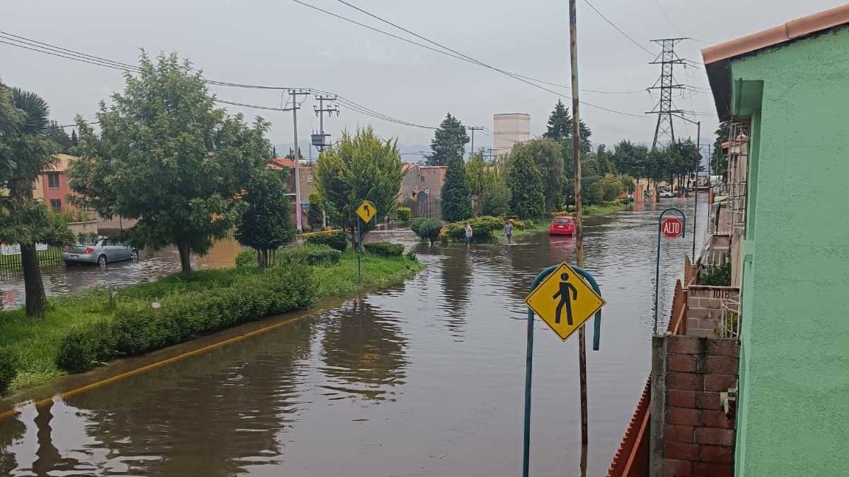 Usuarios reportan inundaciones en Toluca tras fuertes lluvias