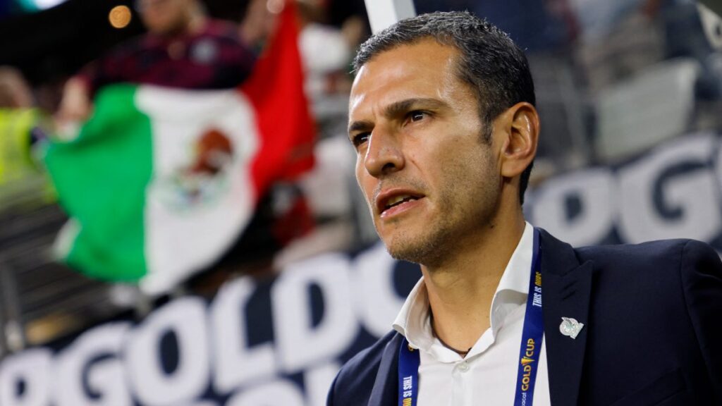 Jaime Lozano director técnico de la Selección Nacional con bandera de México en el fondo