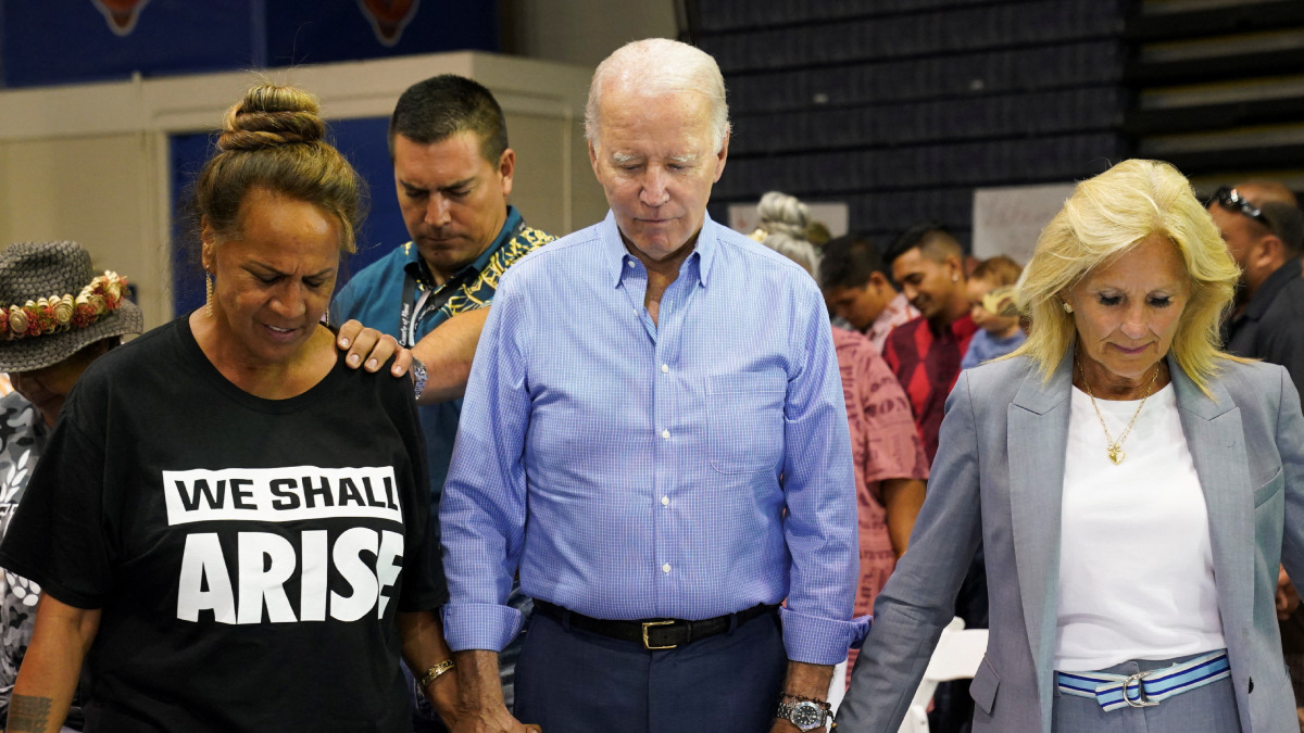 Captan a Biden supuestamente dormido en reunión con sobrevivientes de Hawái