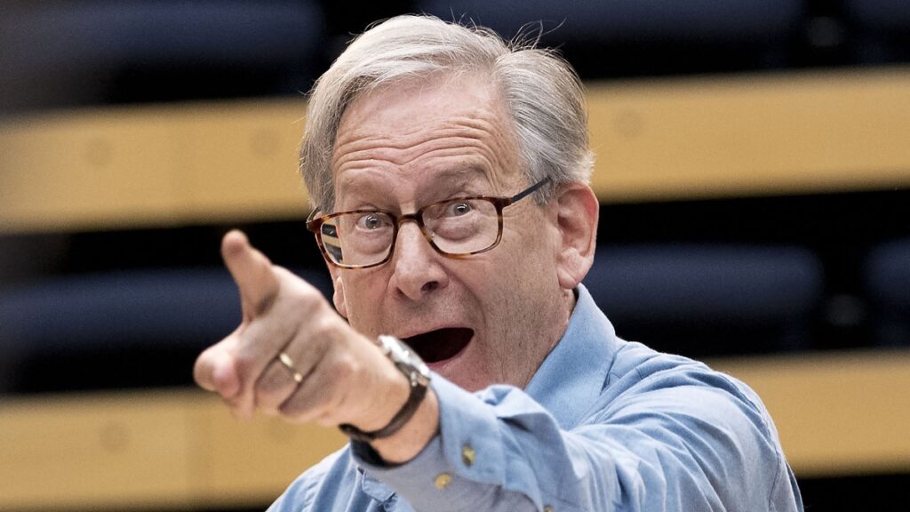 John Eliot Gardiner Terapia Golpear Cantante