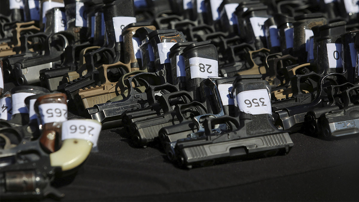Juez en EU cancela audiencia por demanda de México contra fabricantes de armas
