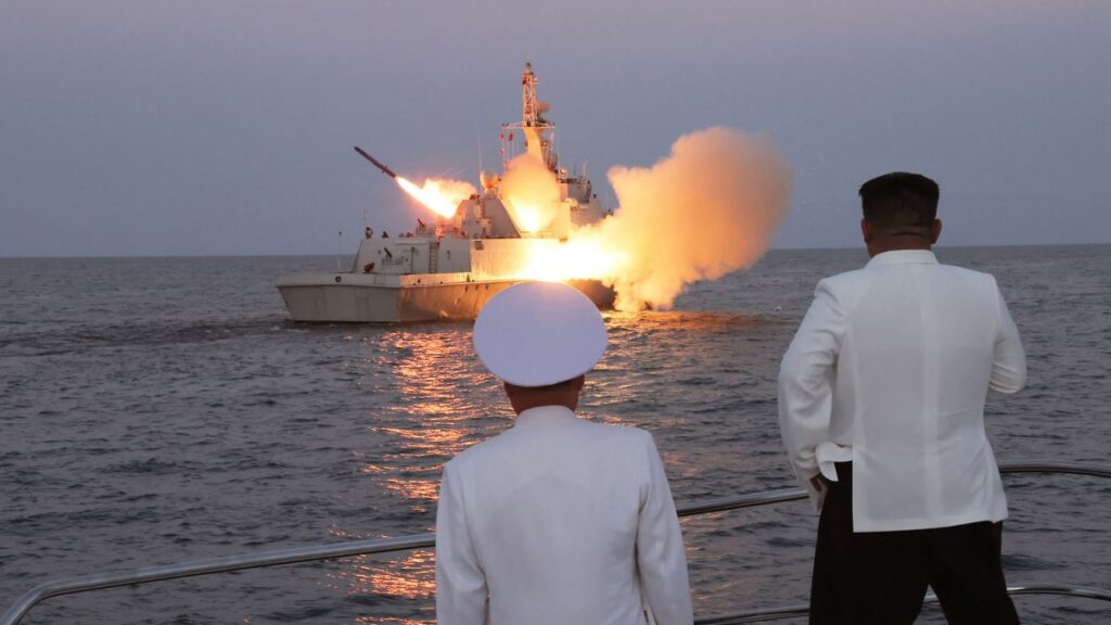 Kim Jong Un supervisa lanzamiento de misiles crucero