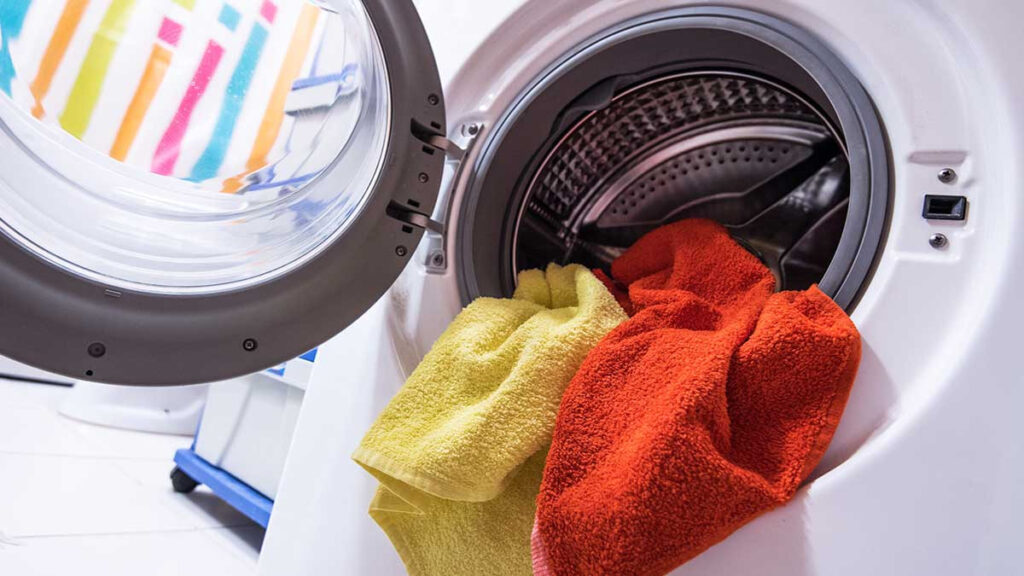 Podemos poner la ropa de limpieza en seco en la lavadora?