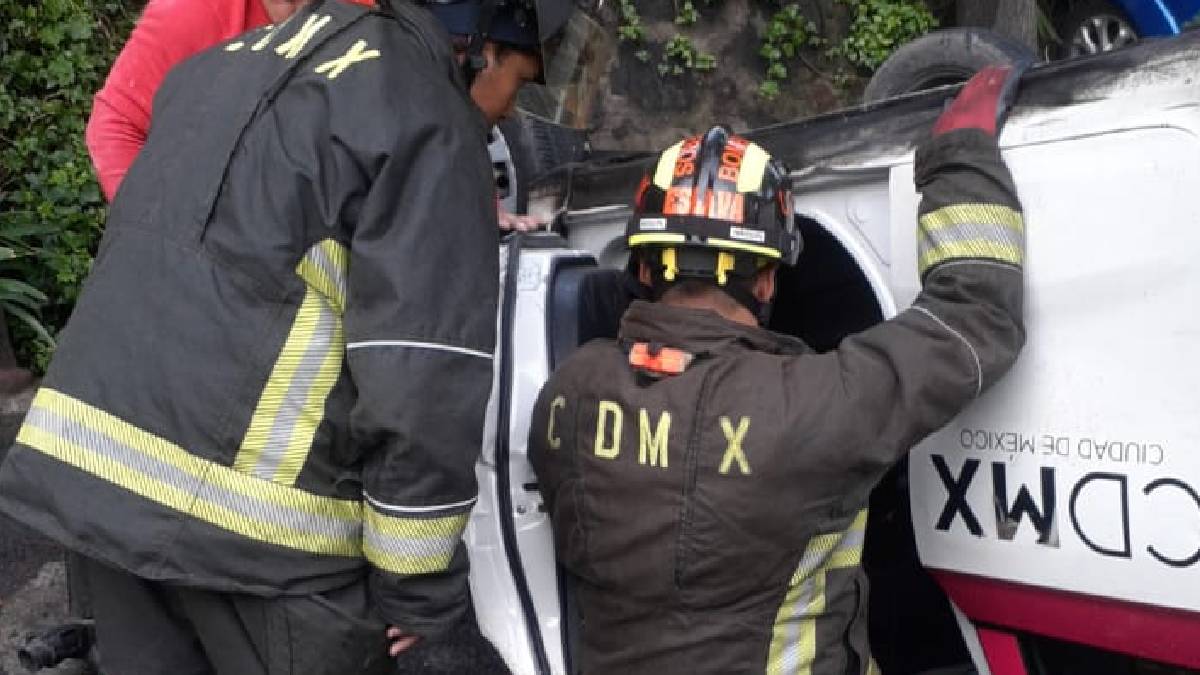 Aparatoso accidente en la México-Cuernavaca deja 4 personas lesionadas y un auto empotrado