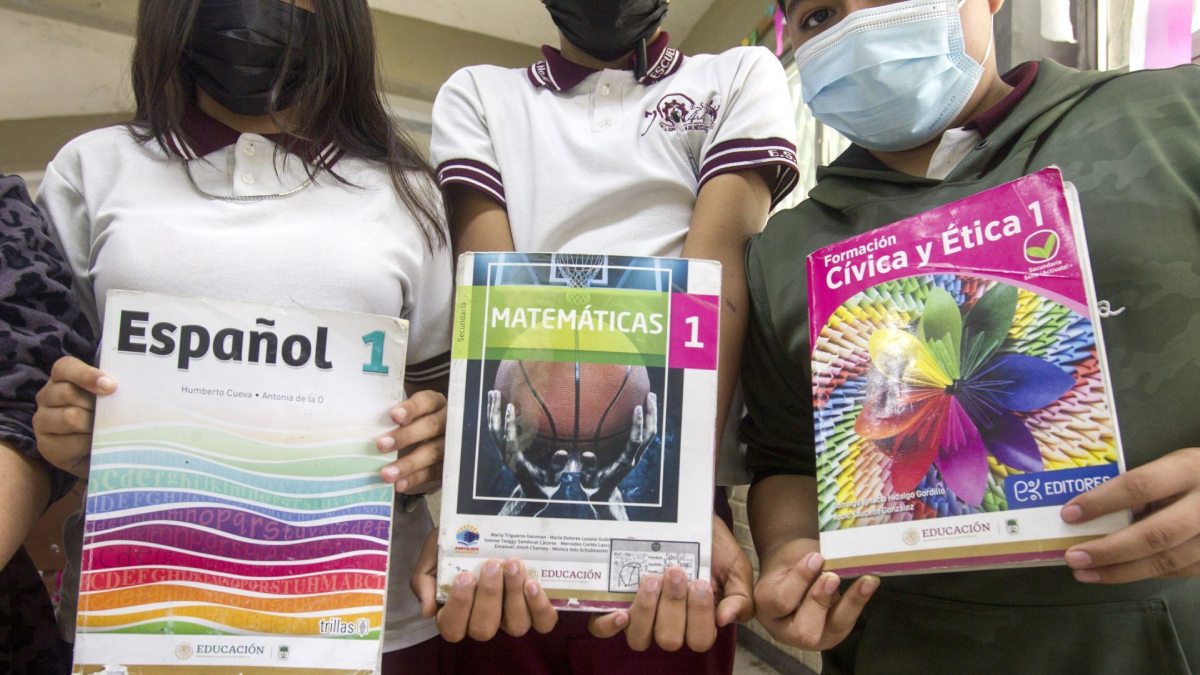 Ante llegada de nuevos libros de texto, especialistas piden apoyar a maestros