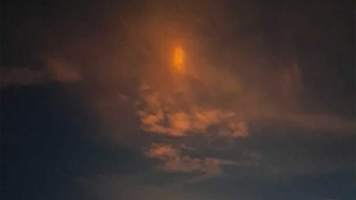 ¿Invasión alienígena? Captan extrañas luces rojas en el cielo de Tabasco