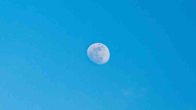 ¿Por qué a veces se ve la Luna de día?