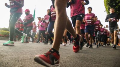 Personas corriendo en maratón en la CDMX