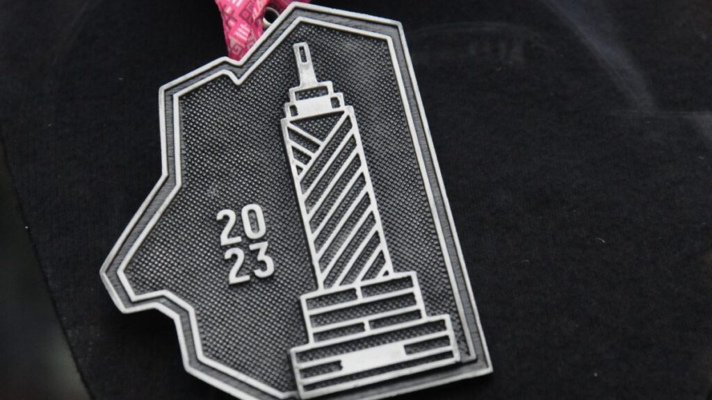 Medalla que se otorgará a los participantes del maratón de la CDMX.