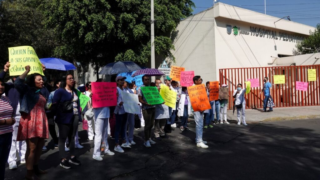 Marchas CDMX: Bloqueo de trabajadores de la salud sobre Calzada Legaria