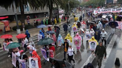 Marcha por los 43 normalistas desaparecidos de Ayotzinapa, Guerrero, en Avenida Paseo de la Reforma, CDMX