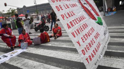 Marchas CDMX: Protesta de artesanos indígenas en el Zócalo capitalino