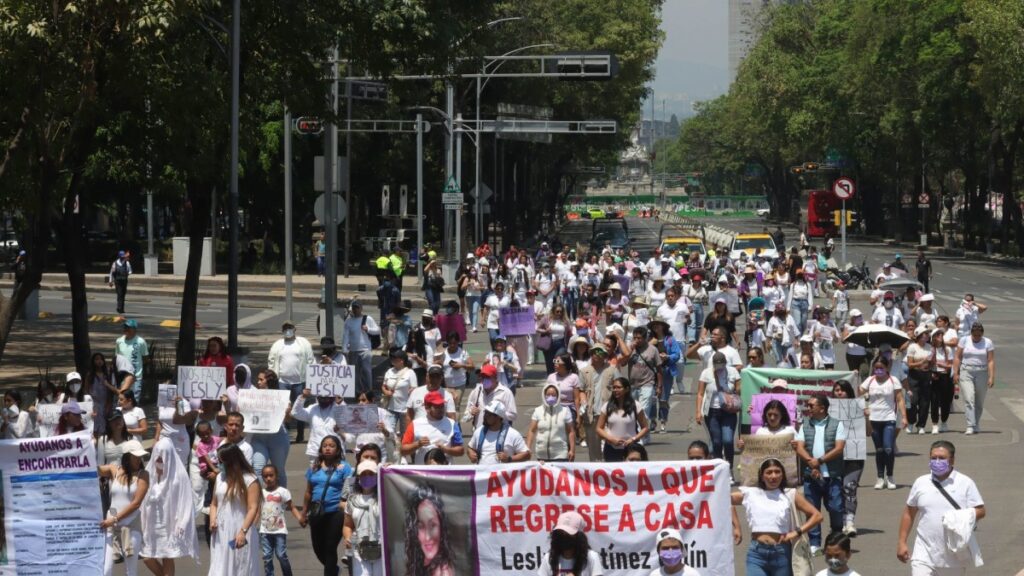 Marchas CDMX: marcha de familiares de Lesly Martínez, desaparecida en abril, por Avenida Paseo de la Reforma
