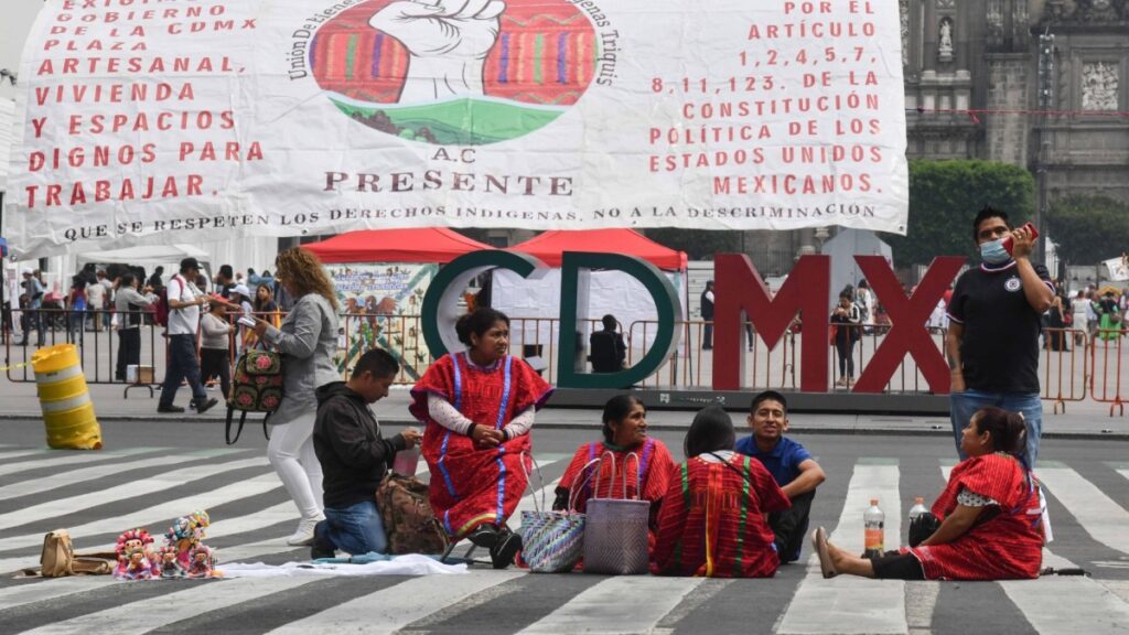 Marchas CDMX: protesta de artesanos indígenas en el Zócalo capitalino