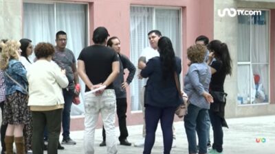 Vecinos de la CDMX dialogan en una calle