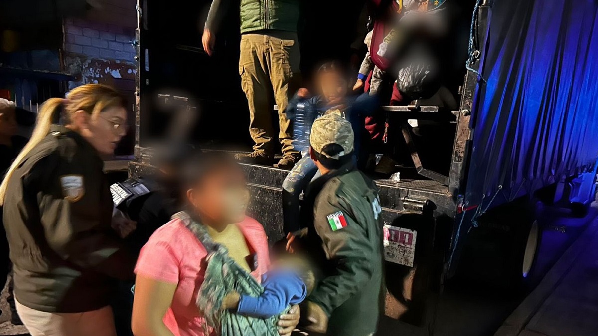 Rescatan a 231 migrantes en la México-Puebla; estaban hacinados en la caja de un tráiler