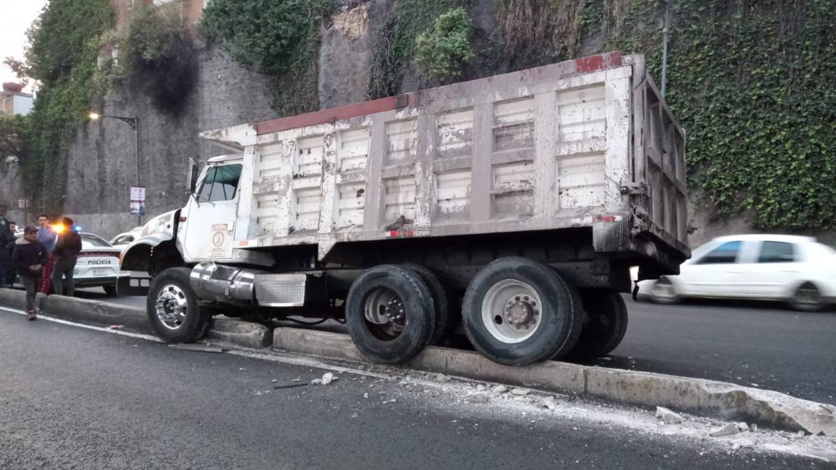 Tráfico pesado en la México-Toluca por al menos tres accidentes