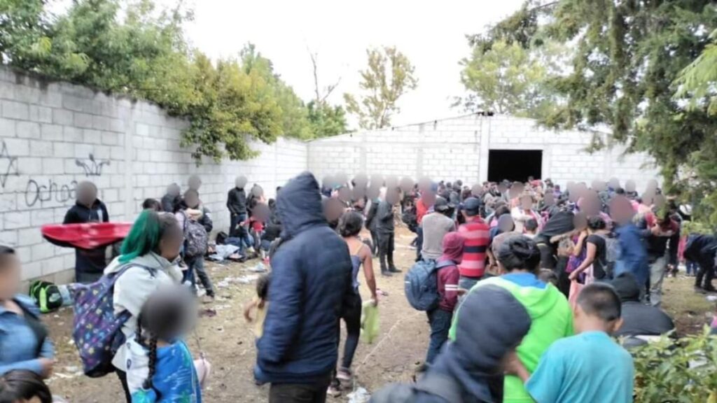 Migrantes retenidos en un terreno en Puebla