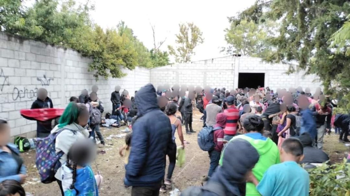 Por denuncia anónima, aseguran a casi 500 migrantes en Puebla
