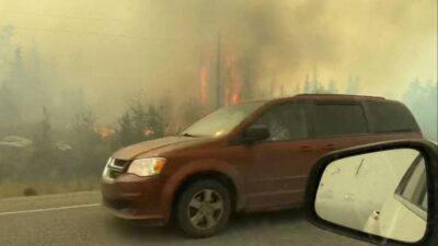 Miles huyen de incendios en el norte de Canadá