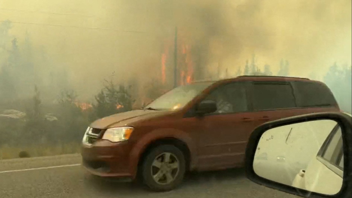 Incendios al norte de Canadá desatan evacuación histórica: huyen 20 mil
