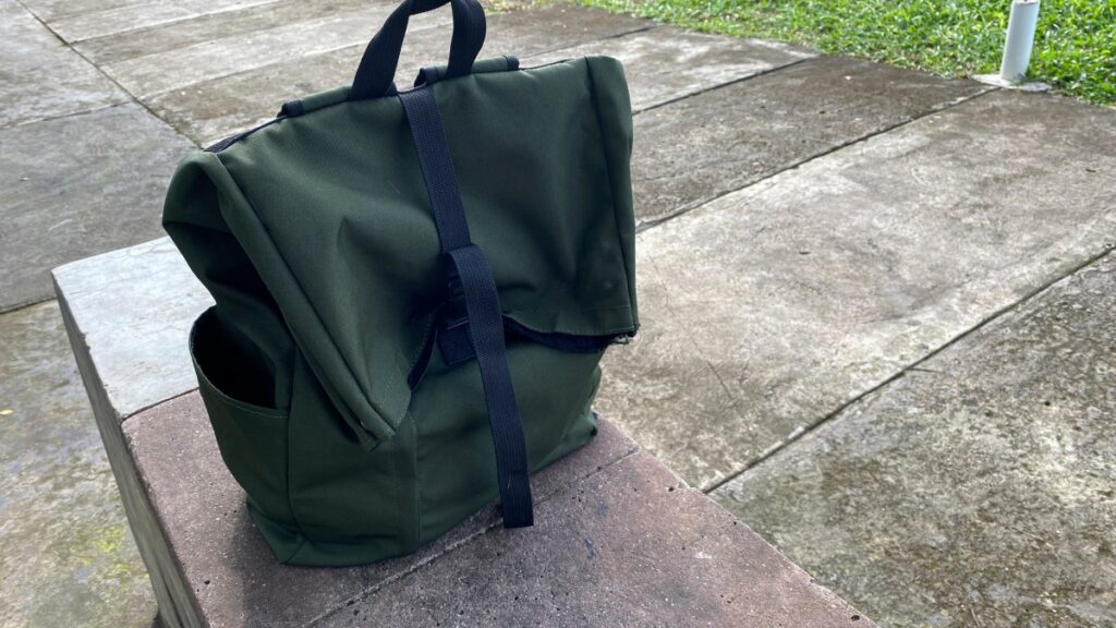 Mochila verde en un pasillo de una escuela