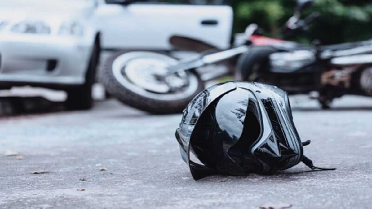 Fuerte video; conductor embiste a motociclista y su hijo en Tlaxcala