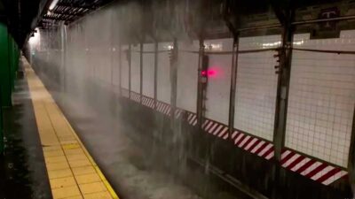 Fuga de agua inunda Times Square y el metro de Nueva York