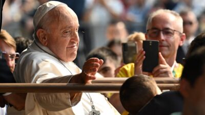 Papa Francisco realiza visita rápida a Fátima ante 200 mil fieles