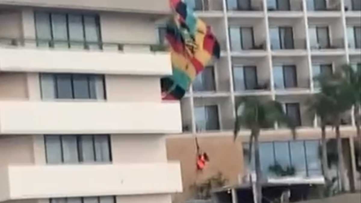 ¡Vacaciones de terror! Mujer queda colgada de un paracaídas en hotel de Mazatlán