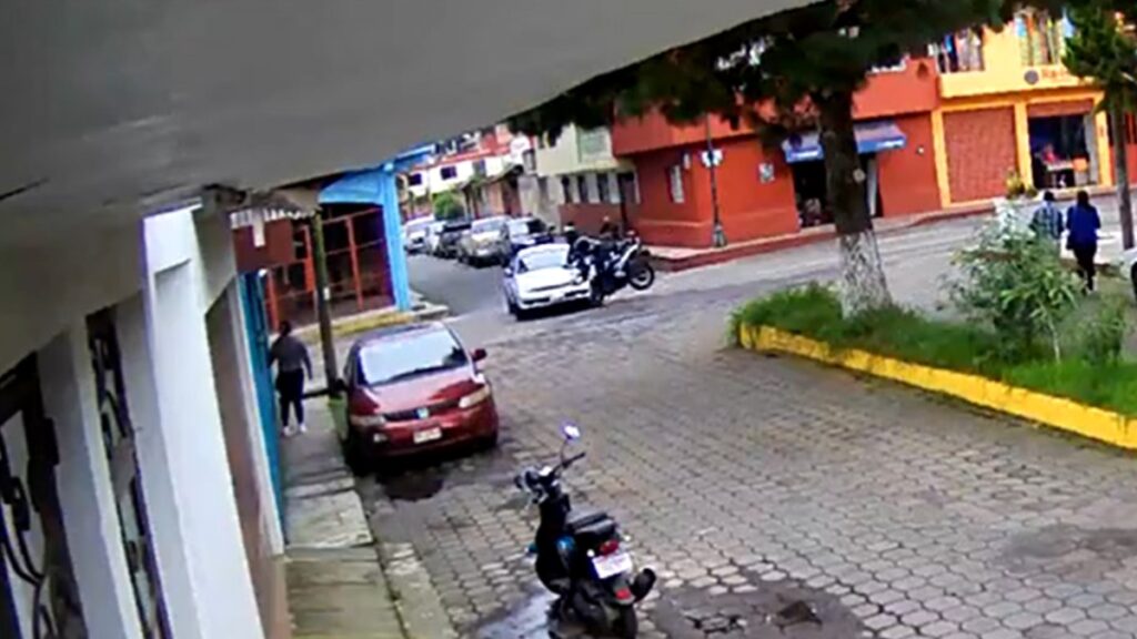 Paracho: motopatrullero choca contra un auto y sale volando; video