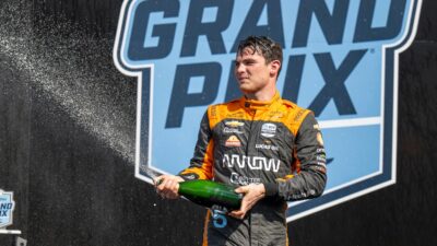 Piloto mexicano Pato O'Ward festejando su podio en el Gran Premio Gallagher de Indianápolis de la serie IndyCar.