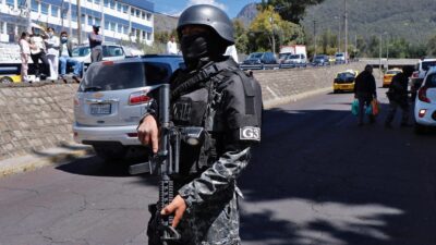Policía de Ecuador resguarda un hospital público