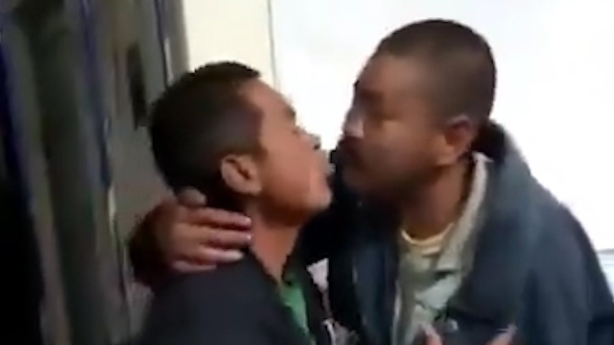 De la risa a la investigación: mujeres policías obligan a dos indigentes a besarse para liberarlos