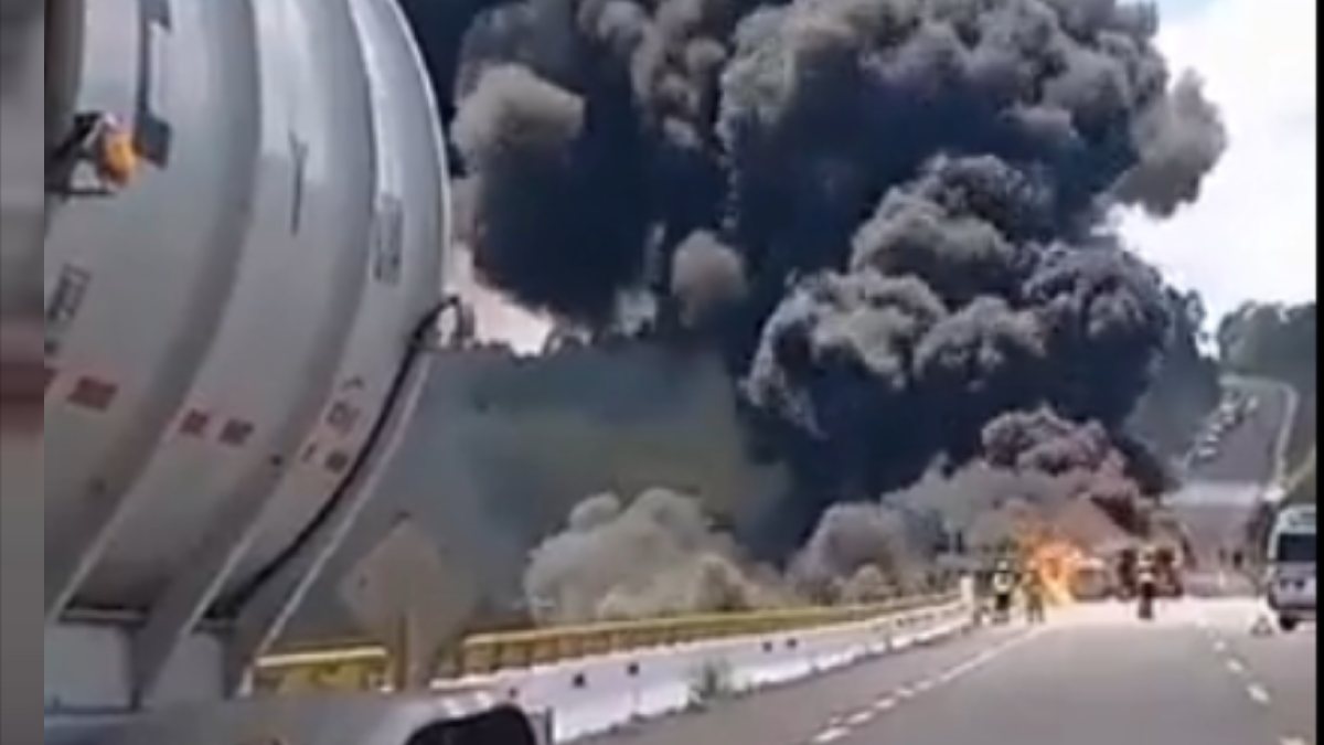 Explota pipa con combustible en la supercarretera Durango-Mazatlán; difunden videos