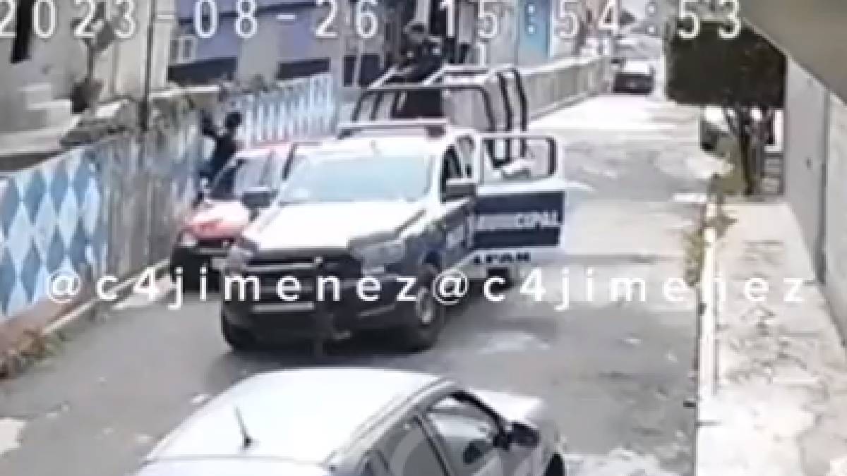 Video: Polis de Naucalpan roban un cartón de cervezas y se lo llevan en la patrulla