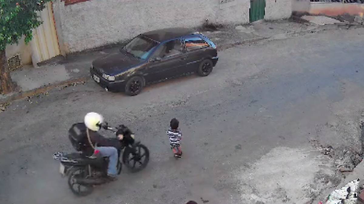 El niño jugaba en la calle: Moto atropella a pequeñito por descuido de su madre